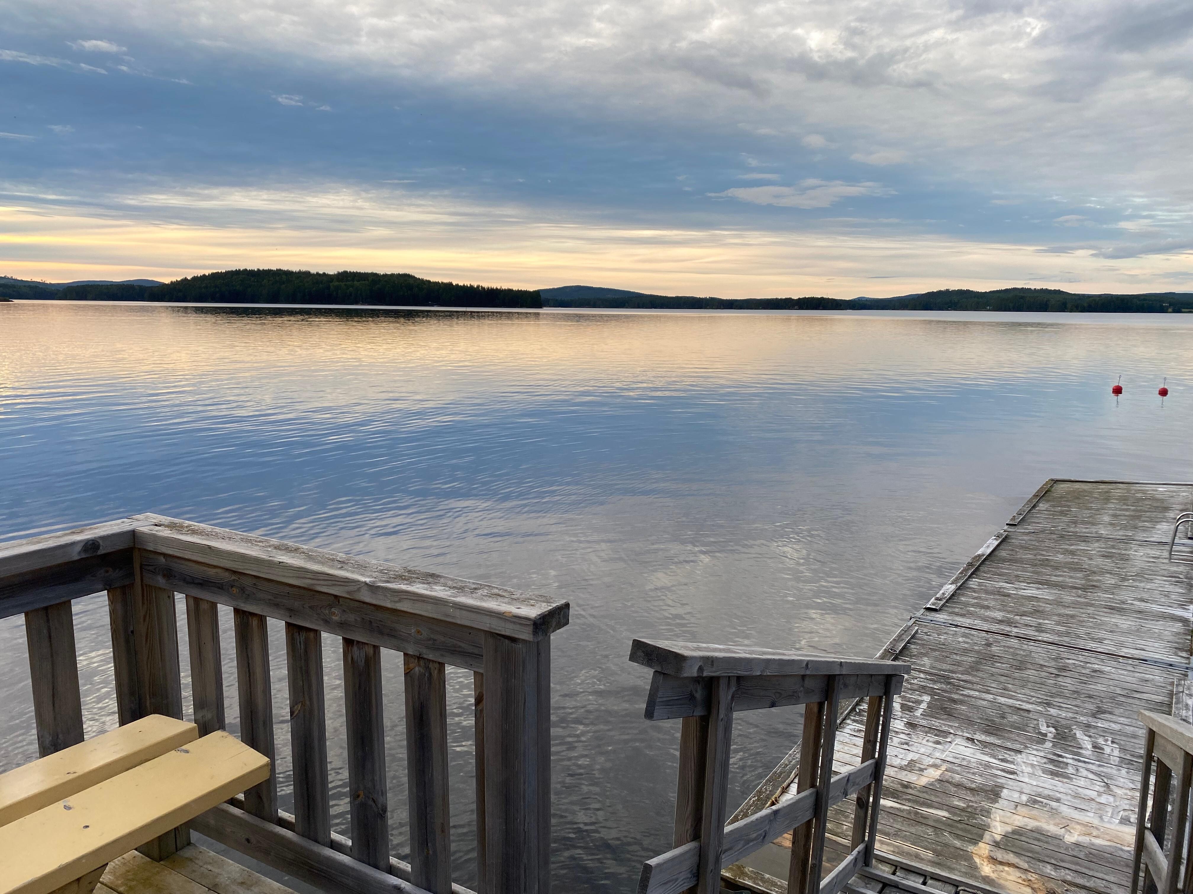 Badbrygga vid lugn sjö