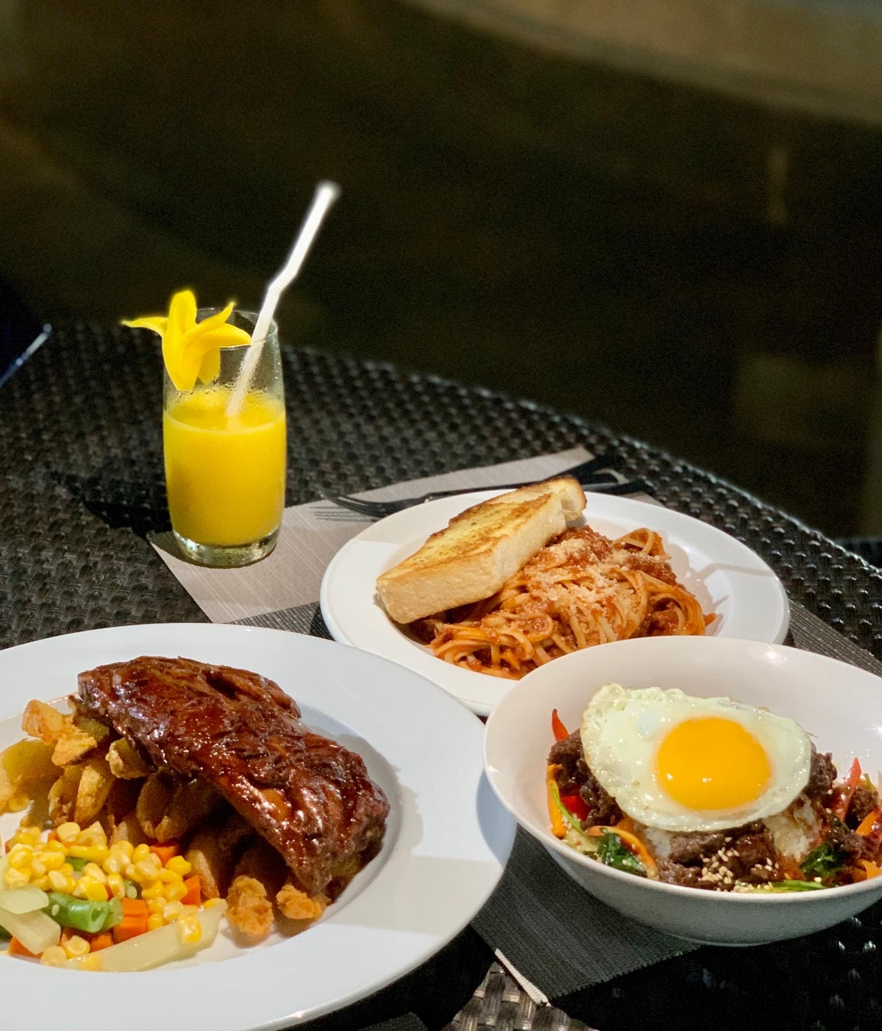 レストラン・プールサイドで夕飯