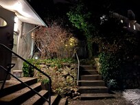 Entré kvällstid. Mysig trädgård.