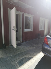 Egen ingång. Lätt att lasta i och ur bilen och sedan parkera bilen bara några meter bort. Lugnt hotell där man inte behöver ha med ngn att göra. Perfekt i Coronatider 👍🏻