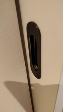 The door is passing close to the wall. Easy to pinch the fingers with a lot of pain as a result.