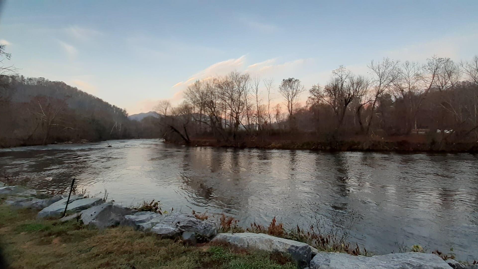 Lovely Riverside Location!