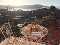 suivie de son petit déjeuner