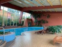 Piscina aquecida e coberta