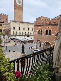 Vista de piazza Erbe desde la terraza del hotel.