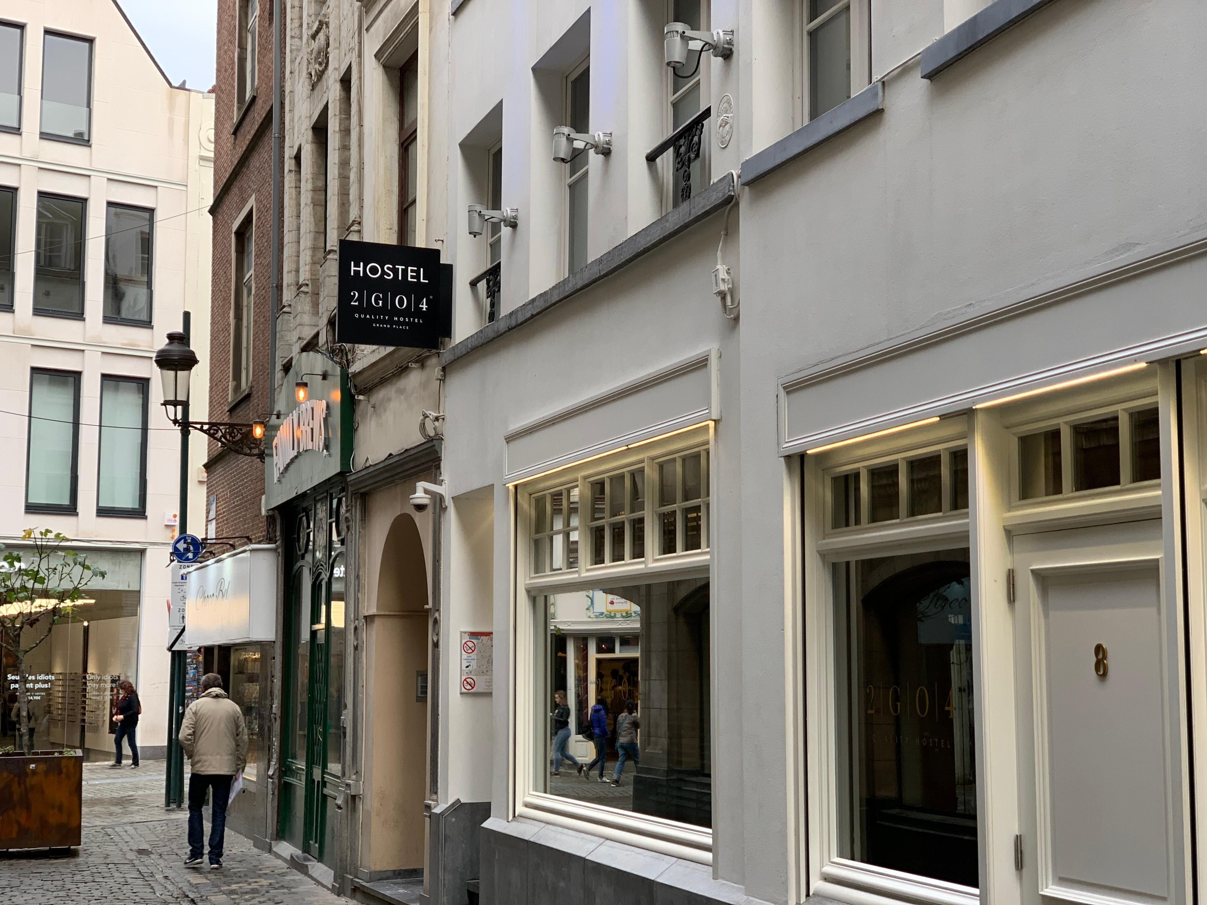 広場の脇道を入ればある