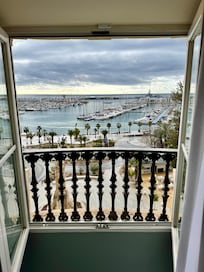 For en utsikt! Du har fire tårnvinduer å beundre Alicante fra.