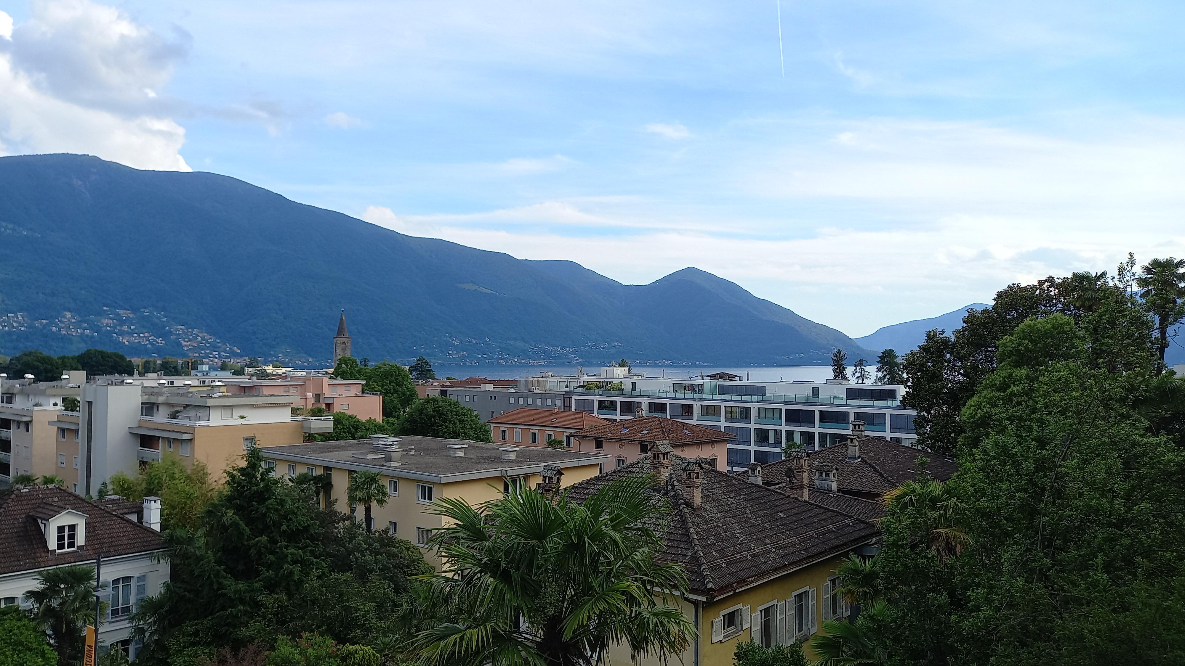 Blick vom Balkon auf Ascona auf Berge und See