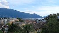 Blick vom Balkon auf Ascona auf Berge und See