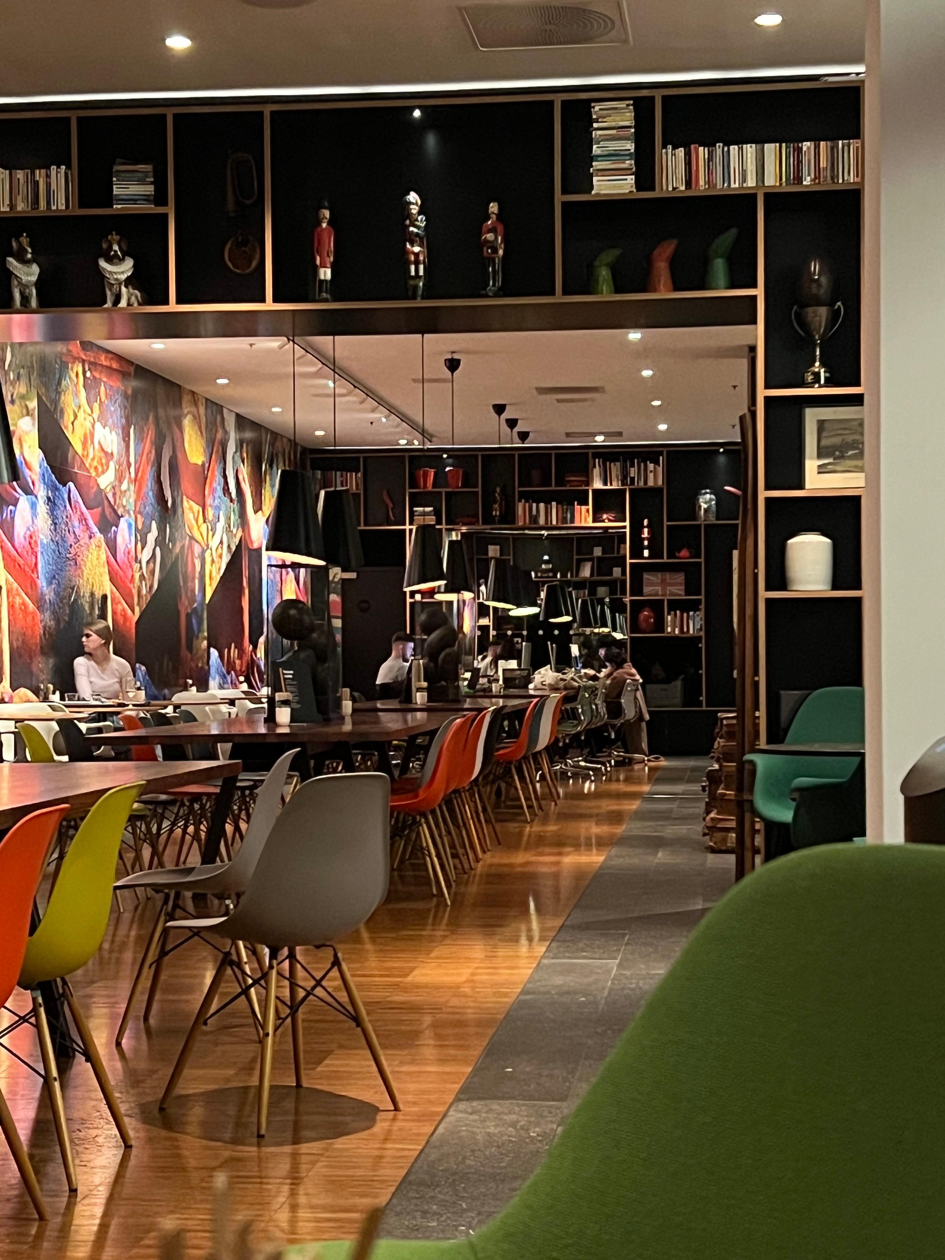 Restaurant/lobby