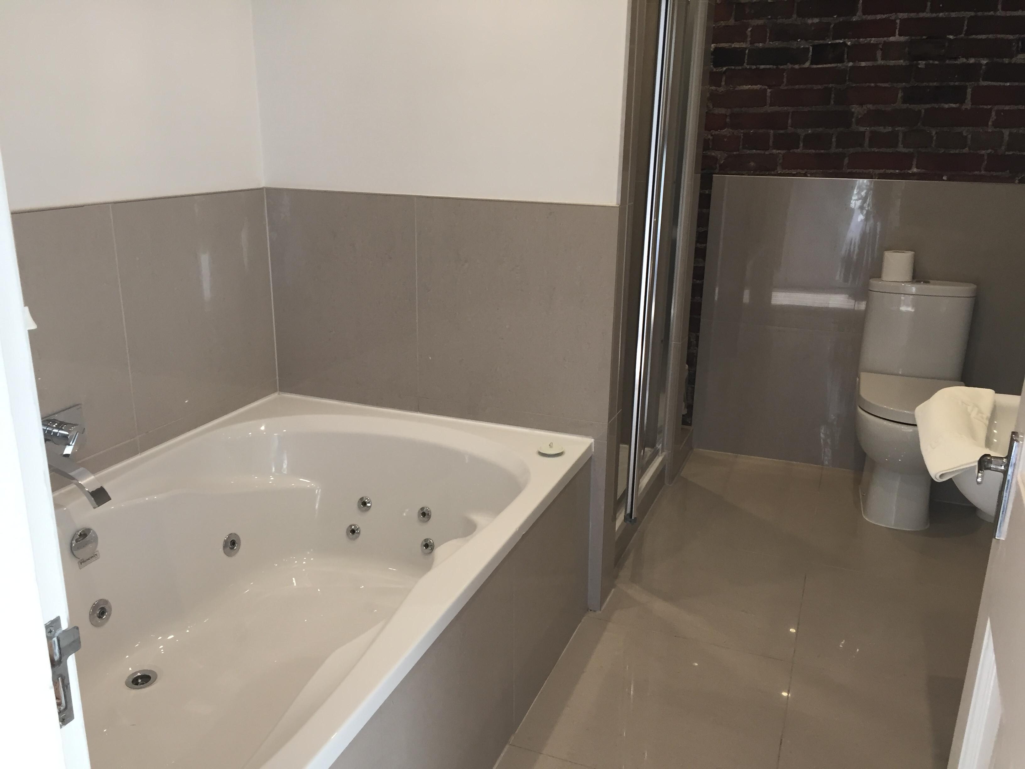 Jacuzzi bath, excellent 