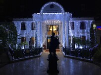 Hoteleingang zum neuen Jahr geschmückt