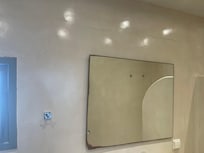 Un miroir qui a peur de lui même
Des fissures sur les murs