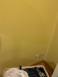 Todas las paredes de la habitación tenían polvo y pelusas negras