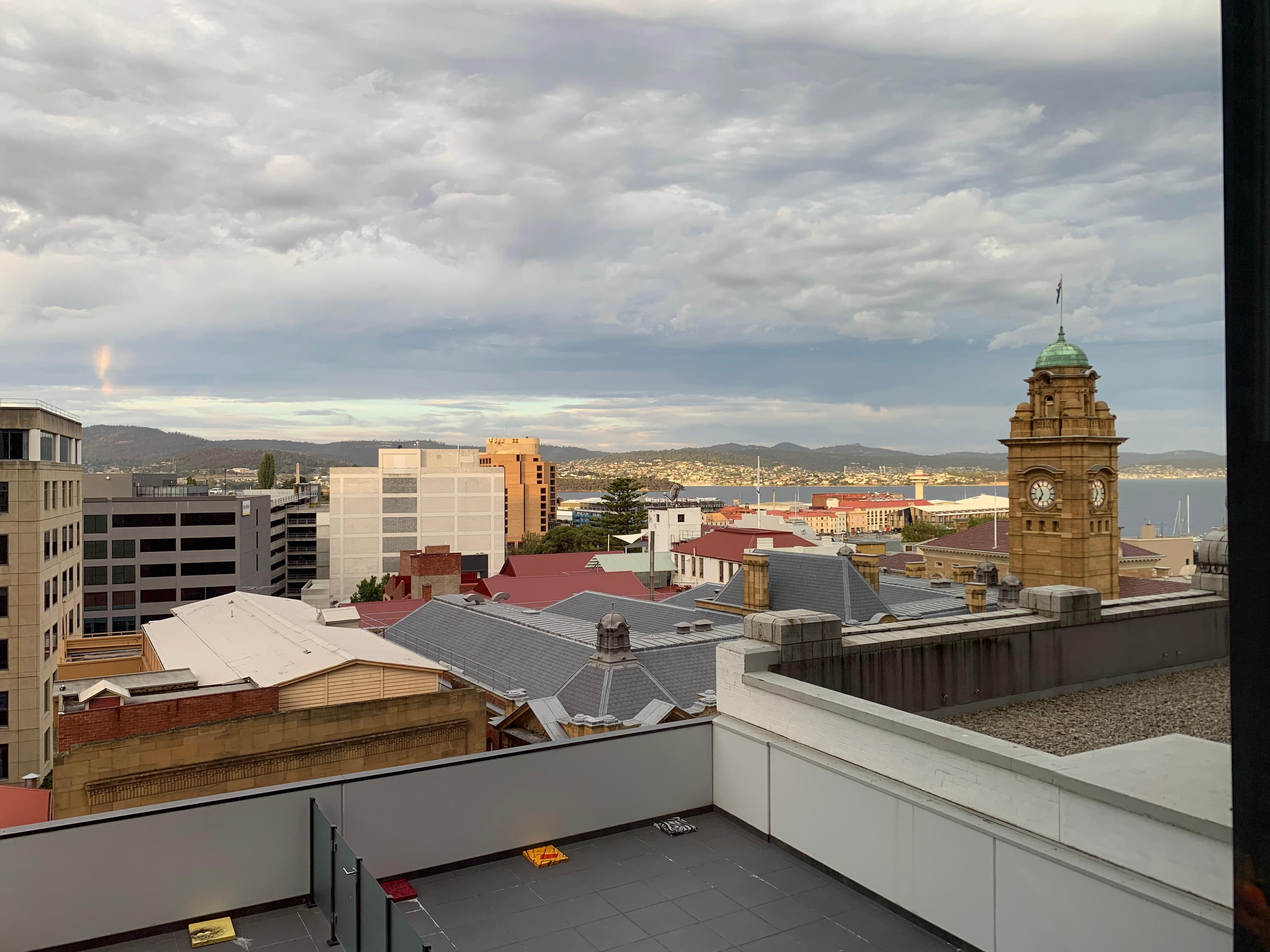 客房窗外望市景及側海景