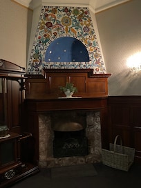 Imponerende gammel pejs.