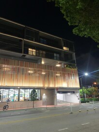 Bien ubicado con piscina y estacionamiento gratuito. Top!!