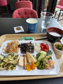 Petit-déjeuner version japonaise (mais plats occidentaux disponibles - choix plus restreint)