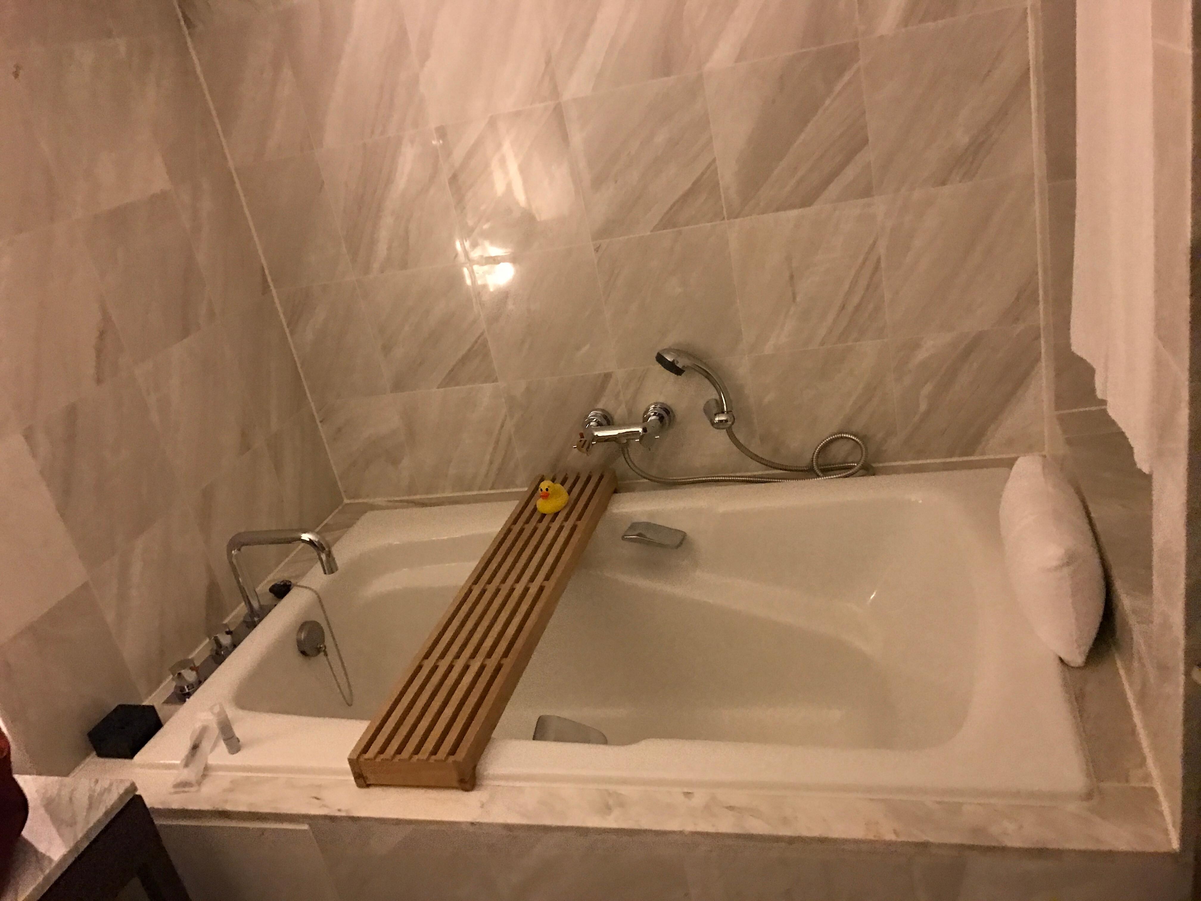 Soaking tub