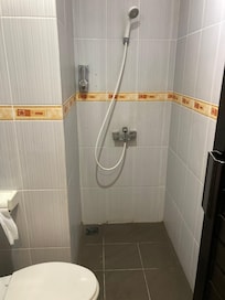 No shower screen or curtain so water all over the bathroom floor
