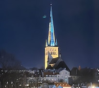 Kaunis St.Olavin kirkon torni iltavaloissa.