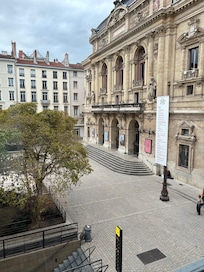 depuis notre chambre, vue sur la place des célestins et son théatre !!! ....