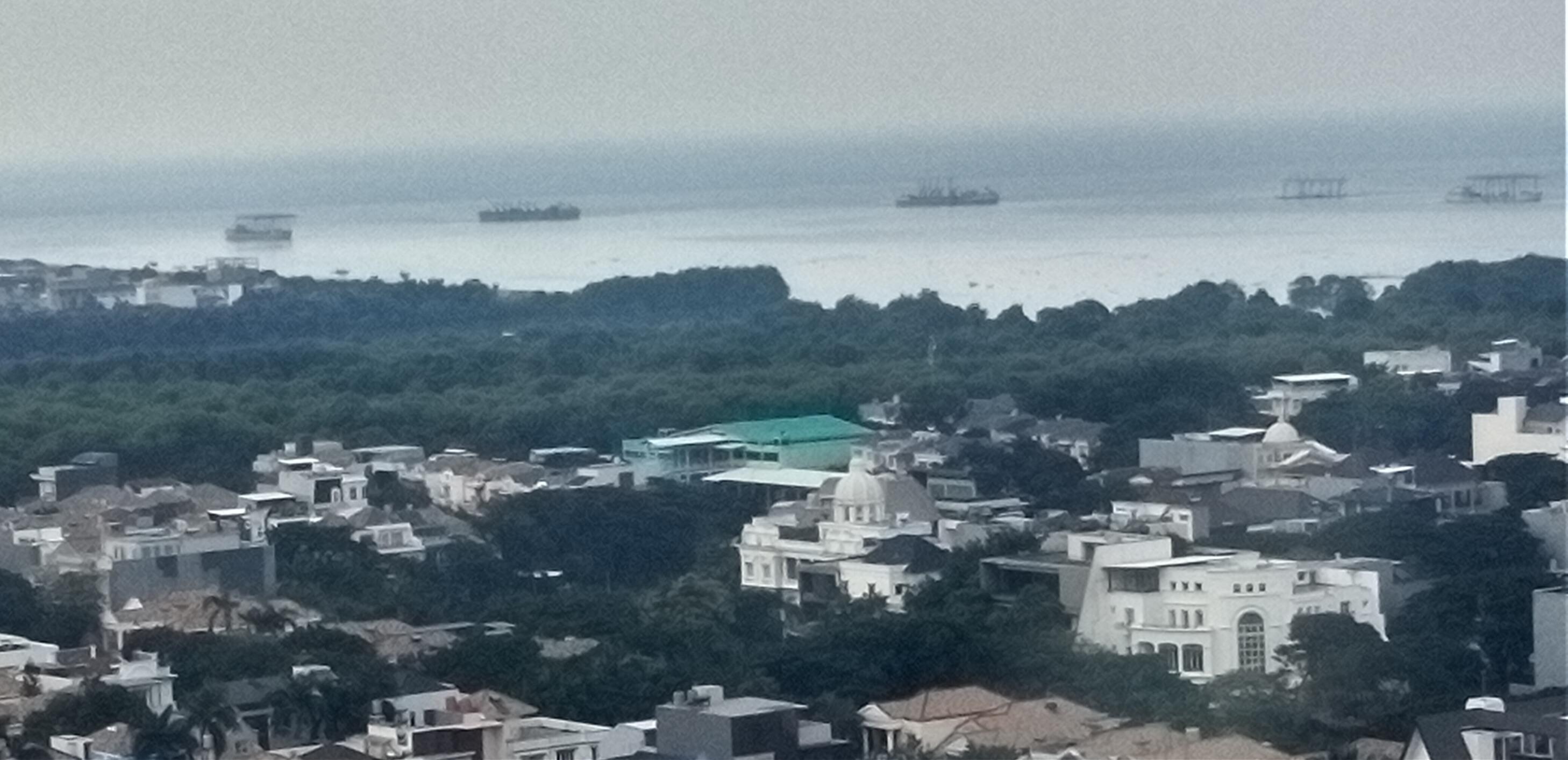 19階の部屋から海を望む