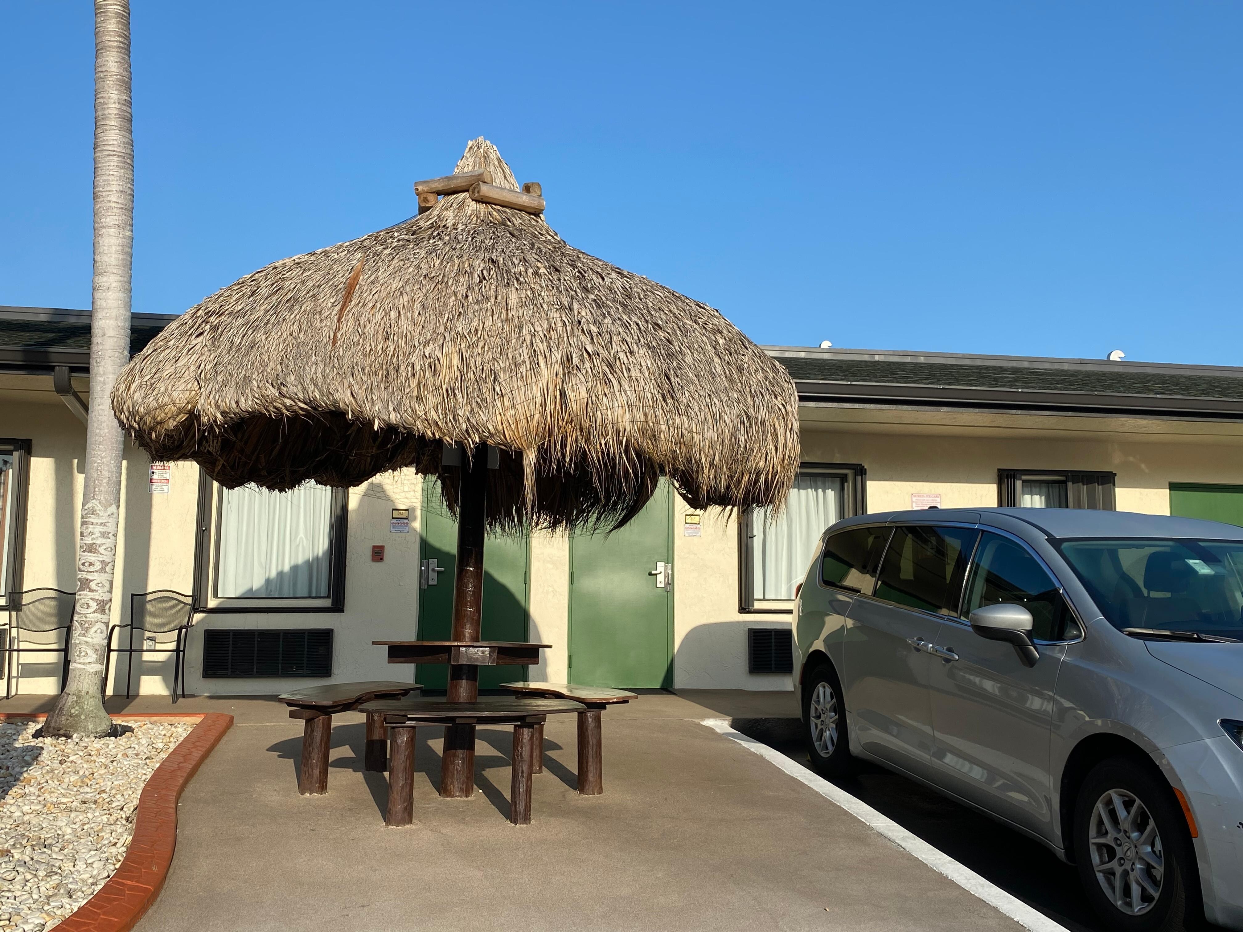 Kamer met zitje en parkeerplaats.