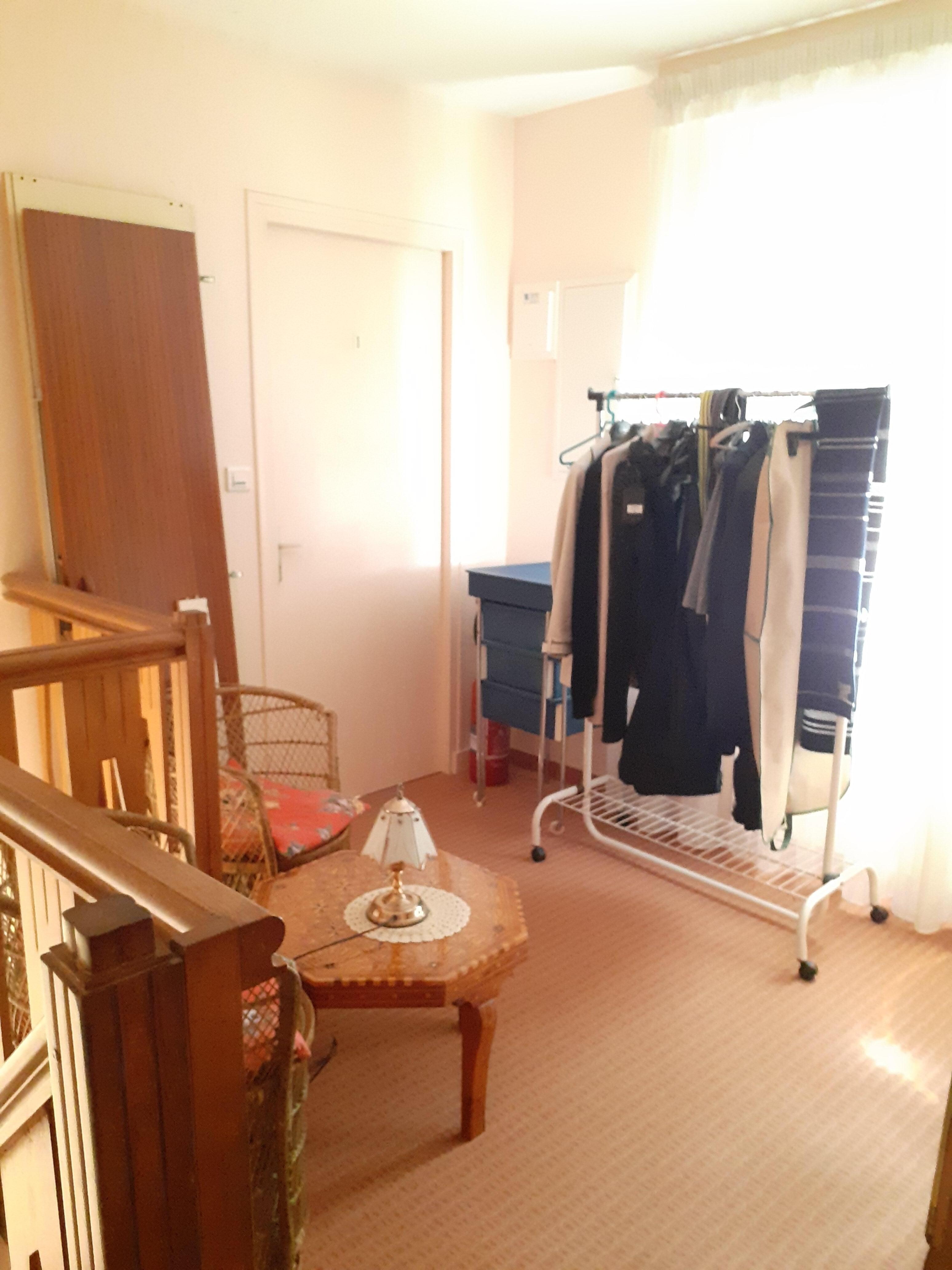 Palier encombré devant la porte de la chambre.
Sécurité bof