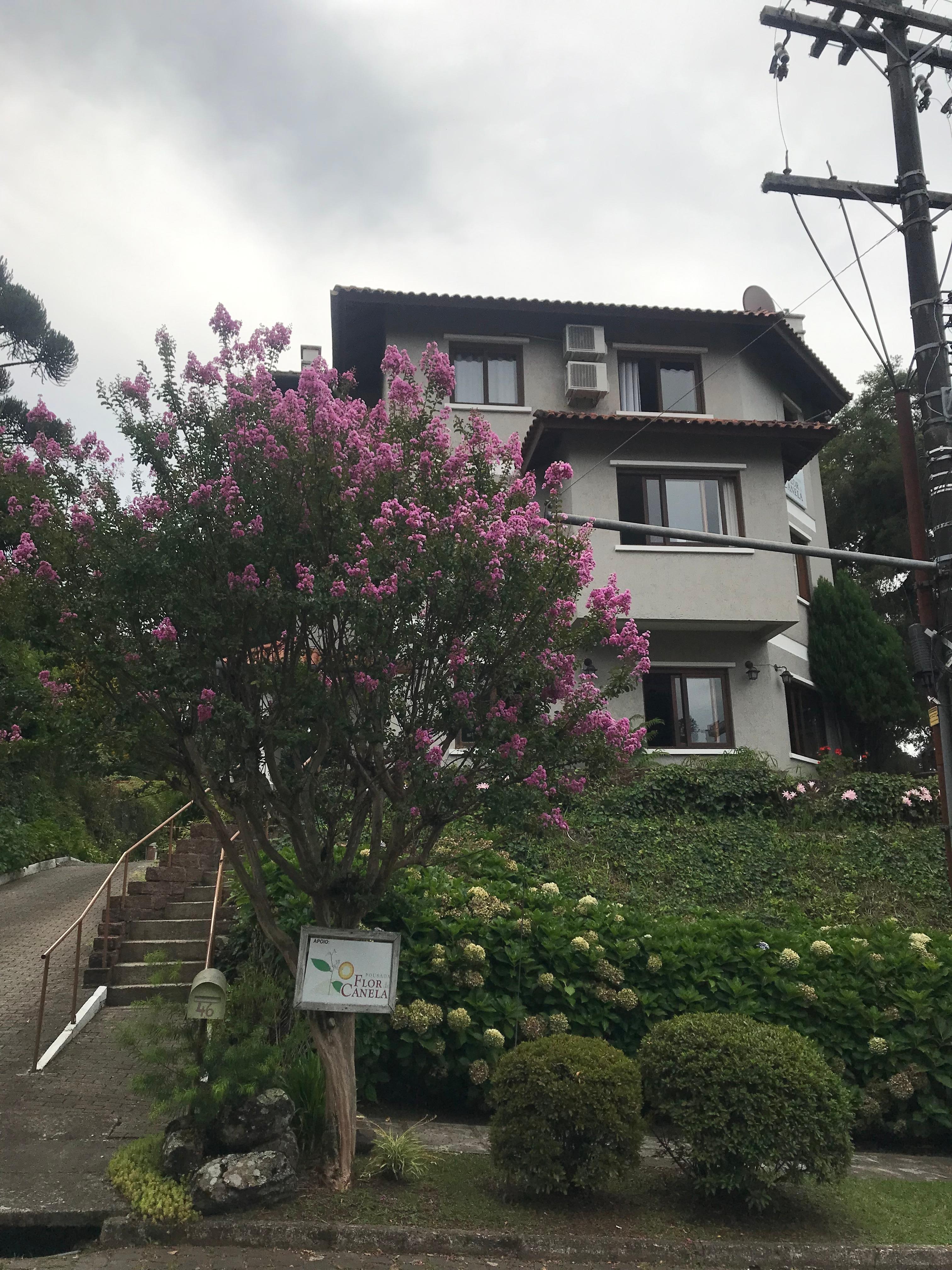Frente da Pousada Flor de Canela.