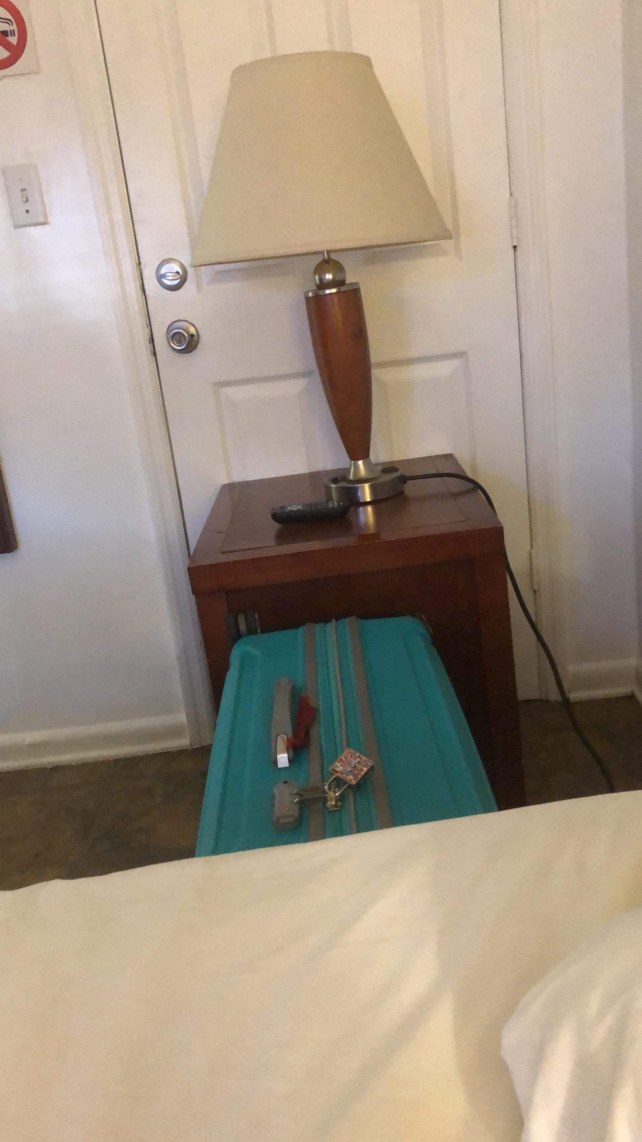 Para dormir em segurança, foi necessário calçar a porta com malas e outros objetos… porta não oferece nenhuma segurança, não tem um cofre, enfim, não caia nessa silada!