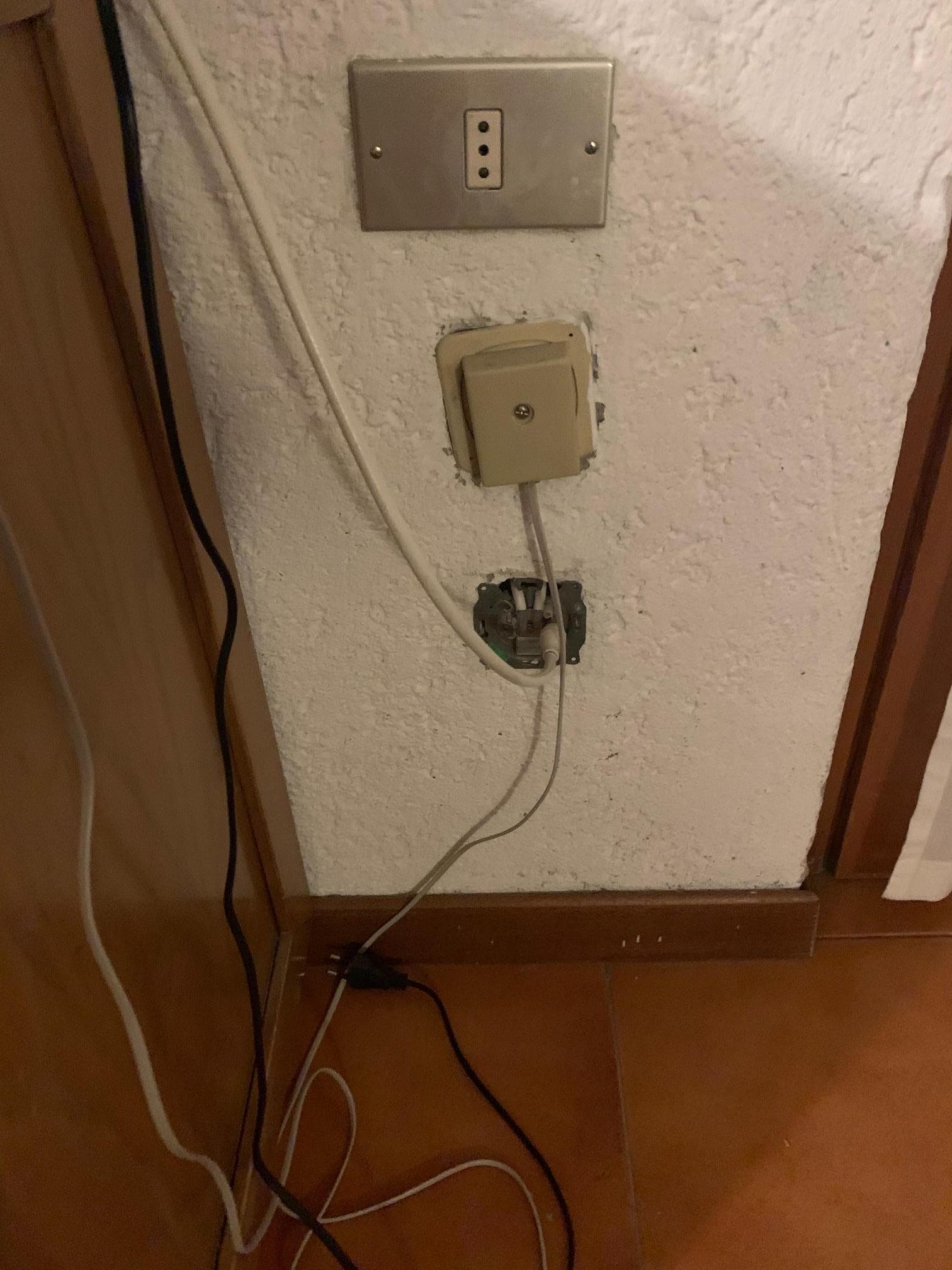 Kontakter i väggen, oskyddade