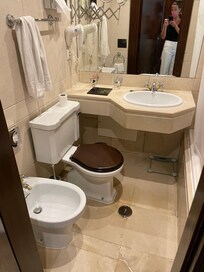 Toalett delvis under bänken. Väldigt trångt.