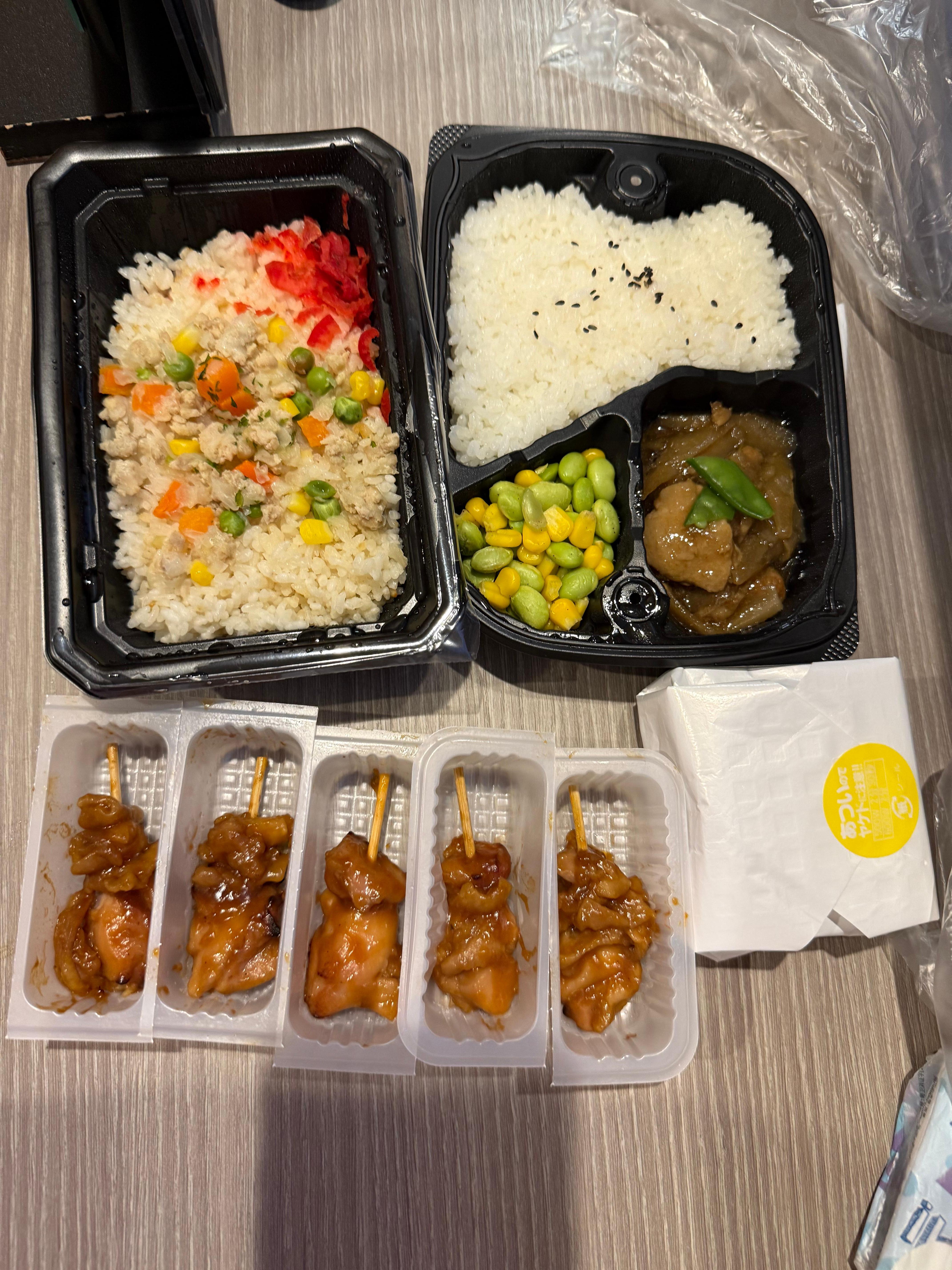 兩盒飯是酒店提供的輕食，其他自費買