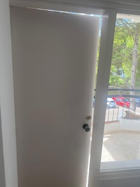 Porte de service ? Non : accès au balcon