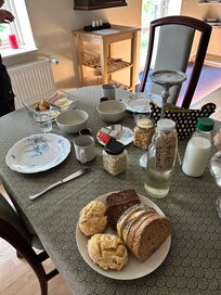 😋 Das Brot ist super 😋 Das Frühstück war total lecker und ausreichend. Butter haben wir uns zusätzlich gekauft, denn die war zu wenig. Aber das ist kein Problem.