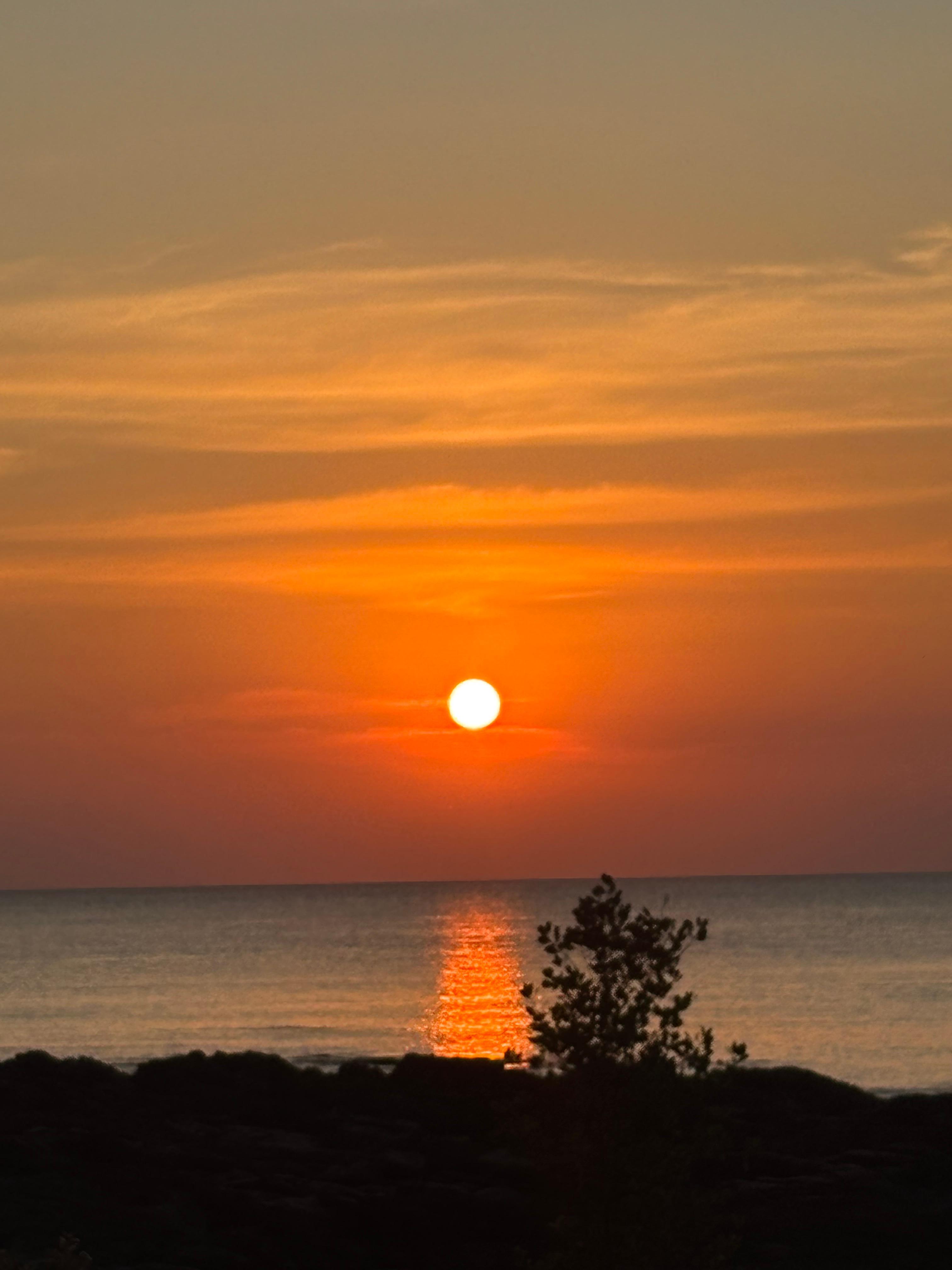 Jokailtainen auringonlasku allasalueella