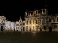 Hotel la cui entrata di affaccia direttamente su una delle piu belle piazze del centro storico a due passi dall imbarco delle barche che ti accompagnano alla scoperta dei canali di Bruges