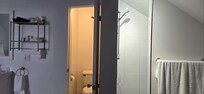 Avec la douche dans le fond, l'ensemble "salle de bain" au complet.