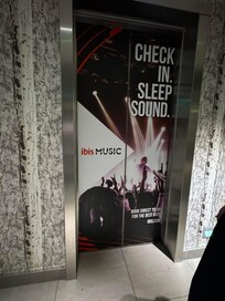 gennemsnitsalderen for hotelgæsterne var nok 55år (ikke mindst pga. prisen)! Så billedet rammer ikke lige målgruppen.