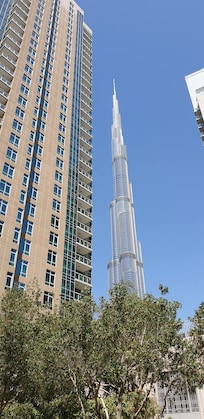 Links das Ramada by Windham Downtown. von den Balkonen hat man einen tollen Blick aufs Burj Khalifa und die Fontäine