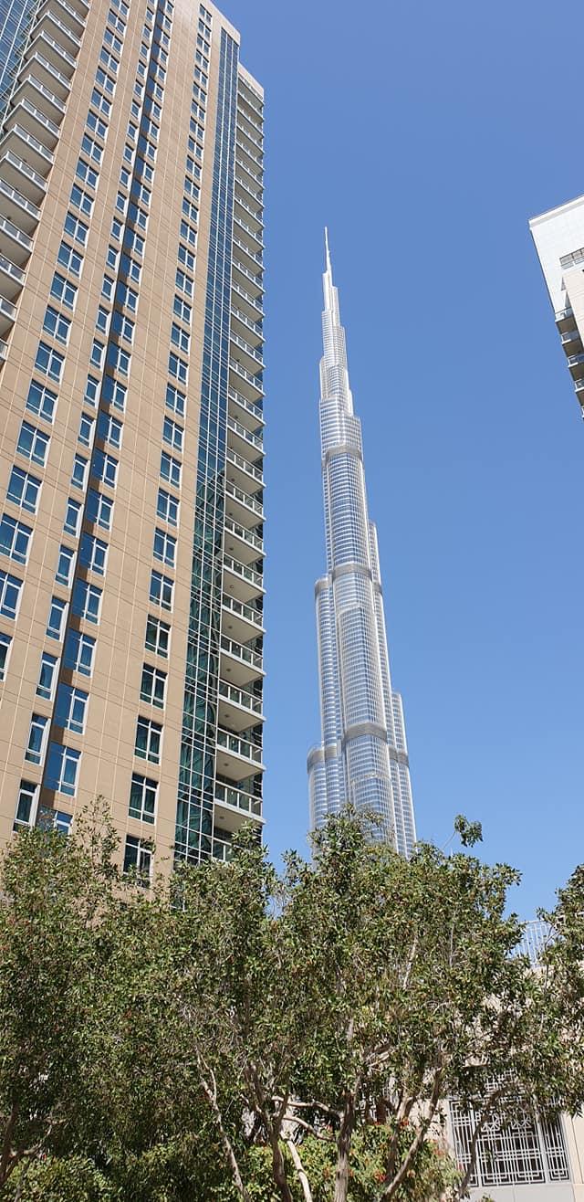 Links das Ramada by Windham Downtown. von den Balkonen hat man einen tollen Blick aufs Burj Khalifa und die Fontäine