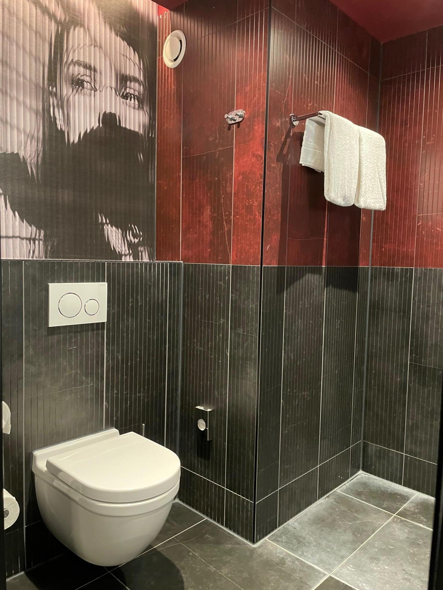 Very clean bathroom