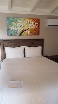 2 lampes de chevet... D'un seul côté du lit !