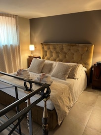 Dobbeltseng på lejlighedens første sal