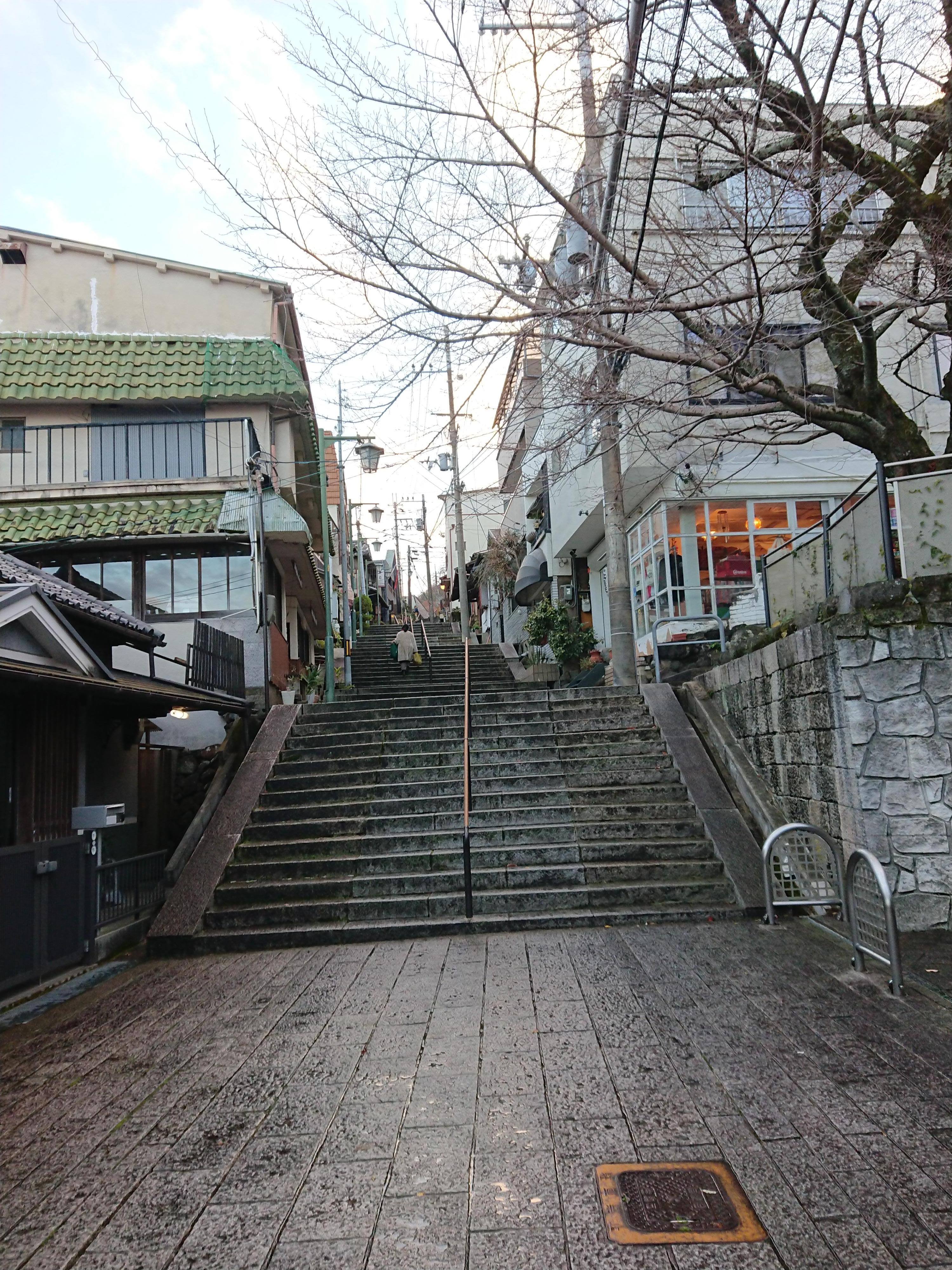 宿の前から宝山寺方向を見る。