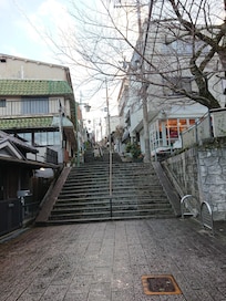 宿の前から宝山寺方向を見る。