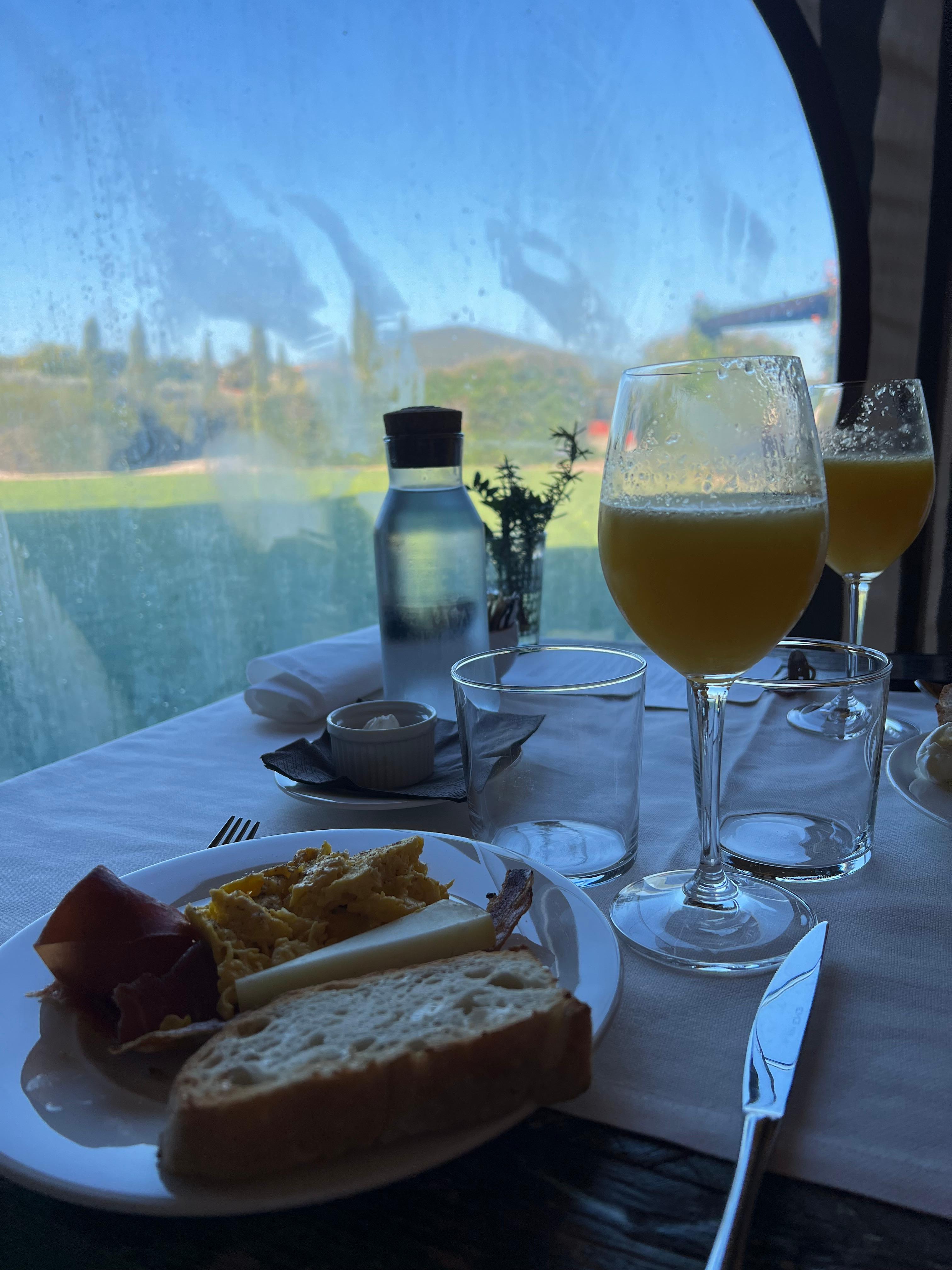 Café da manhã com vista para o jardim.