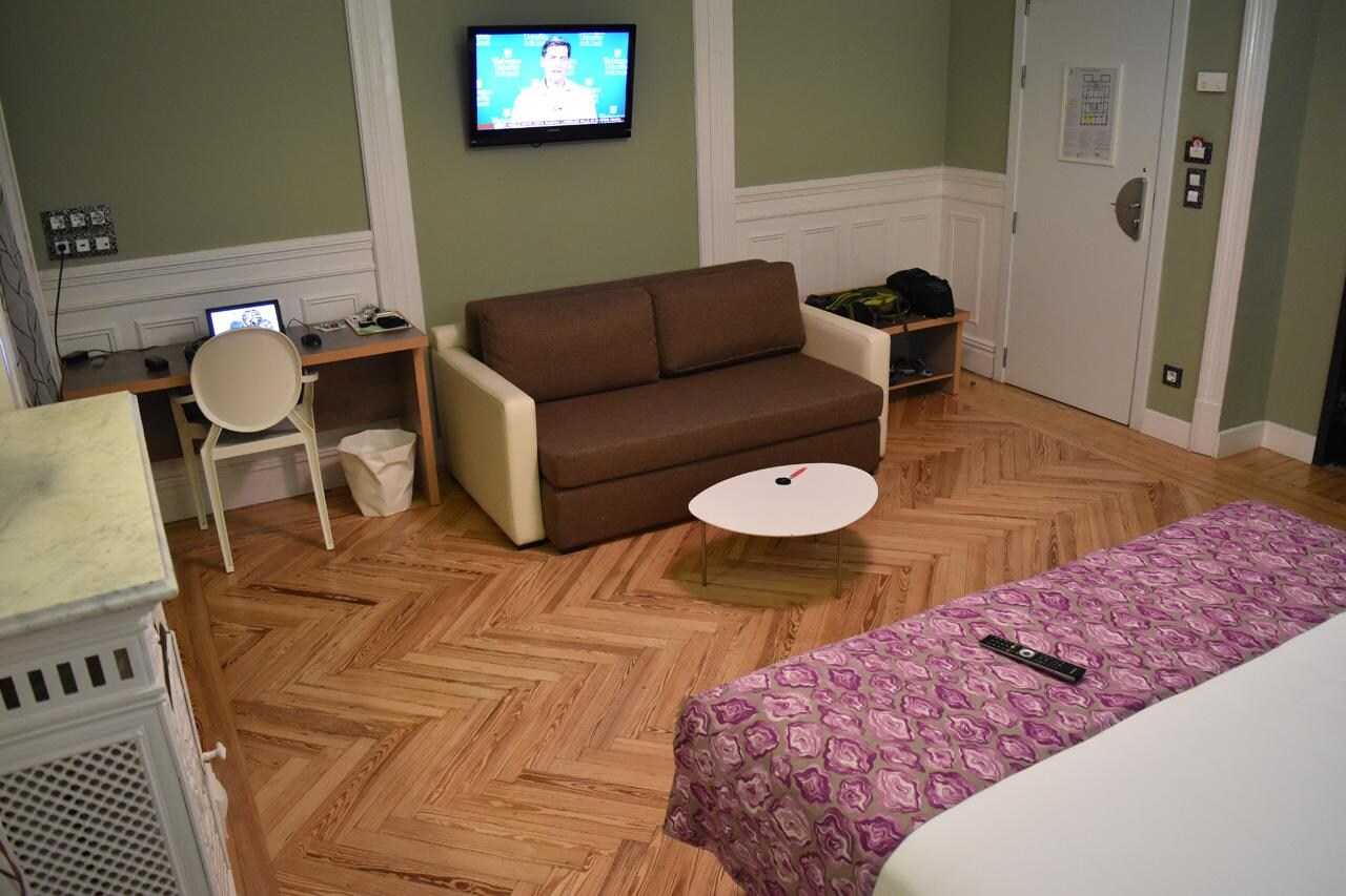 Petit Palace Lealtad Room303 -- 2 & 3 prong power outlets