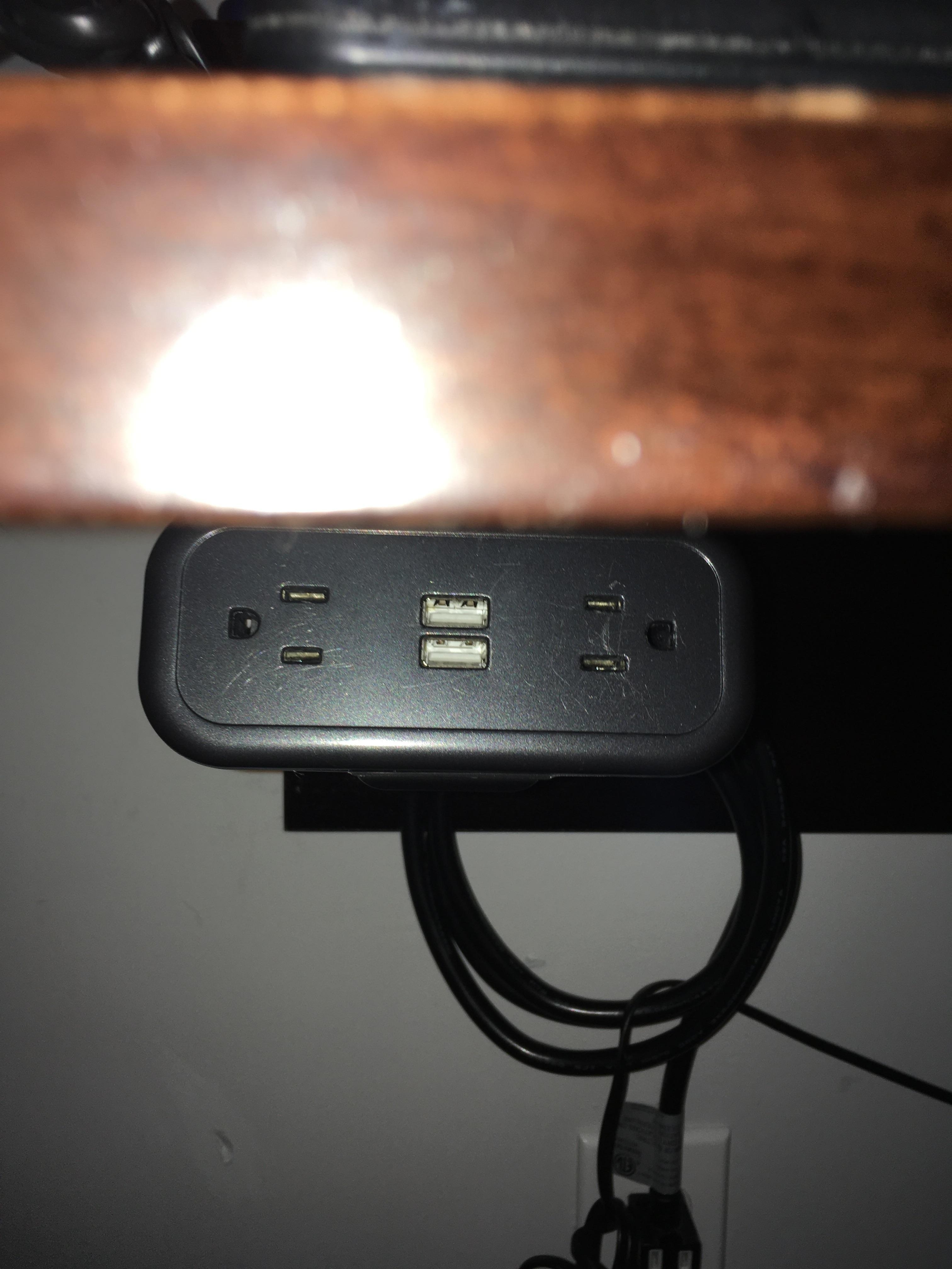 コンセント。USBが直接挿せるのも良かった